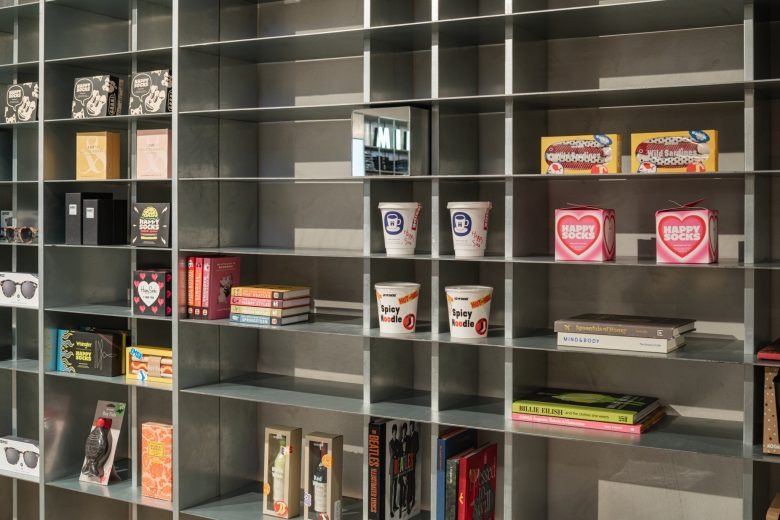 Полки с книгами и дизайнерскими объектами Story Eilat store