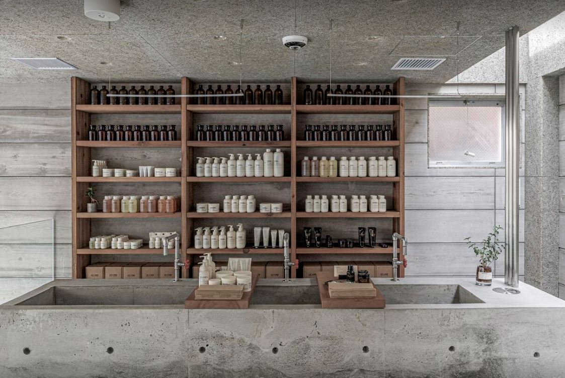 Полки с продукцией Le Labo
