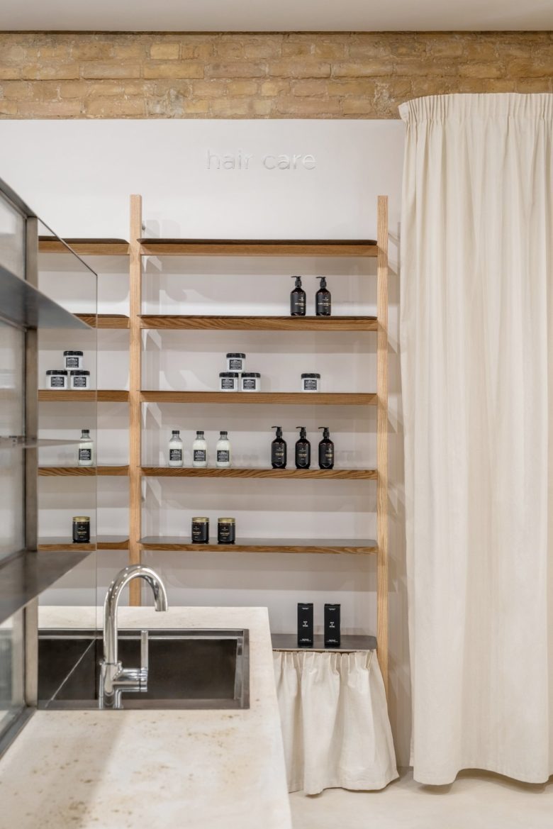 Полки с уходом для волос PLEKA Professional Cosmetics Showroom