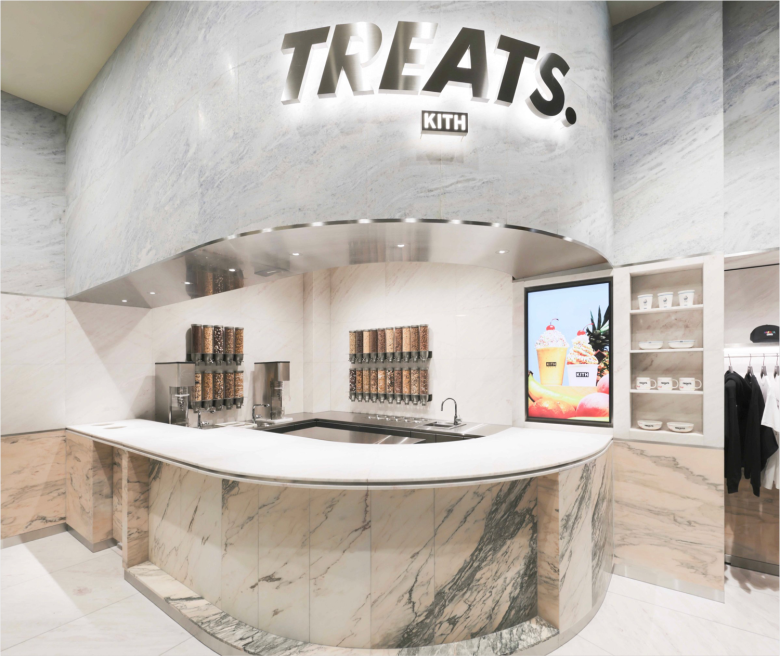 Полукруглая стена с брендом KITH flagship store