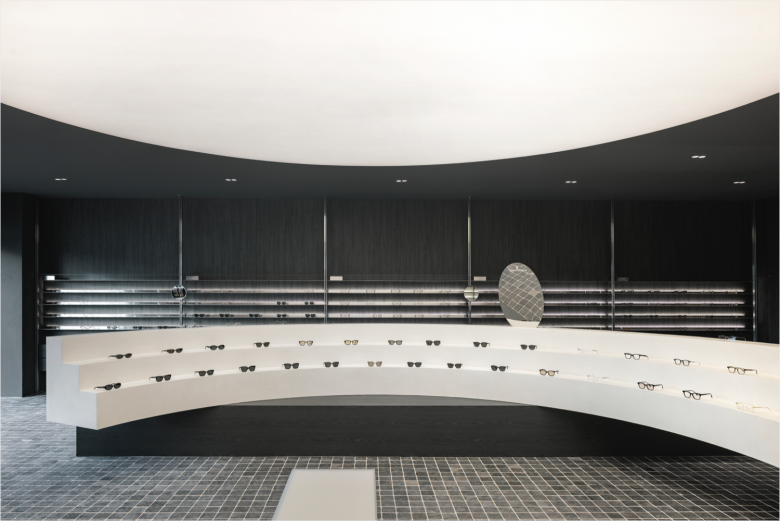 Полукруглая витрина с очками Glass Star store