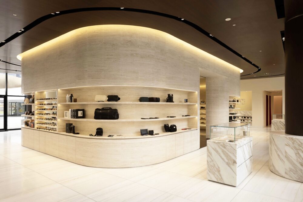 Полукруглая витрина с сумками KITH flagship store