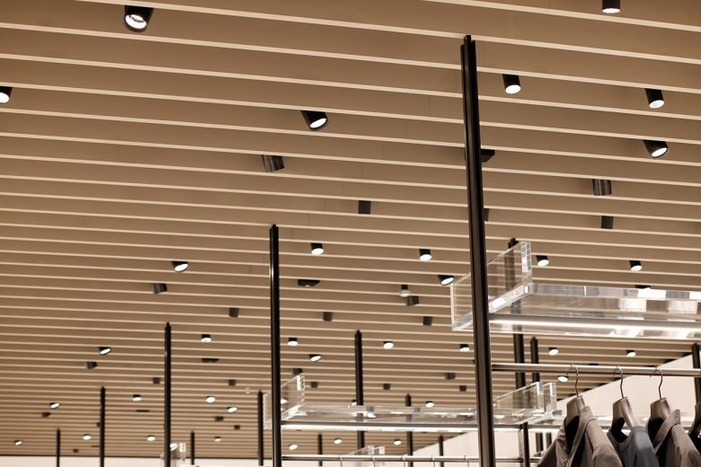 Потолок и рейлы с одеждой Le GRAND CLOSET de PARIGOT _ MAN