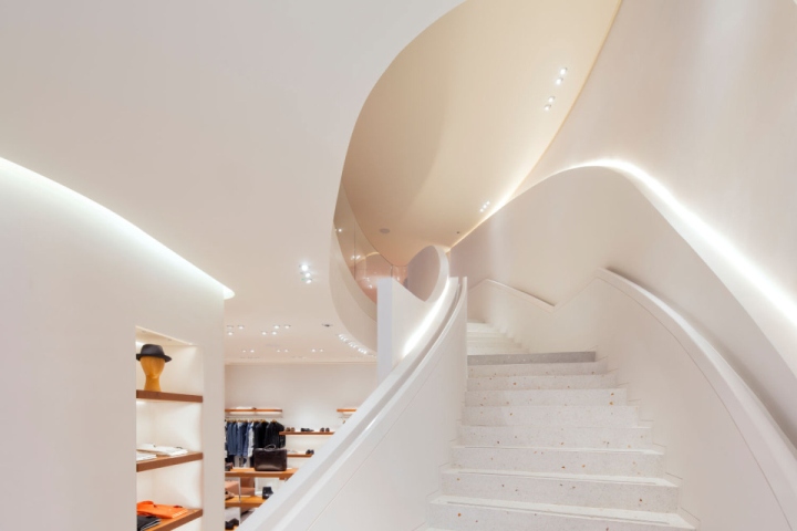 Шикарная белая лестница магазина Hermès в Лондоне