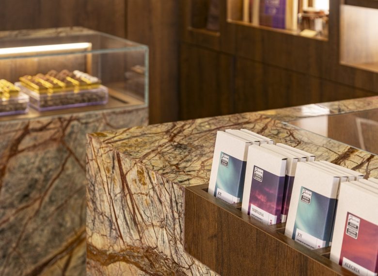 Прилавок с упаковками шоколада крупным планом Chocolat Du Jour