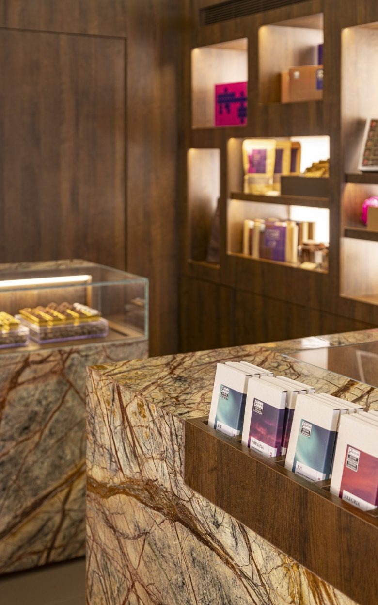 Прилавок с упаковками шоколада вертикальный ракурс Chocolat Du Jour