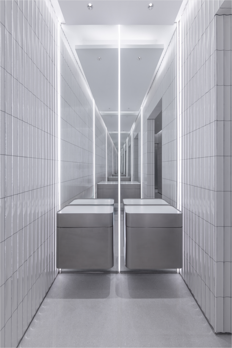 Примерочная с большим зеркалом в стене BREWTOWN