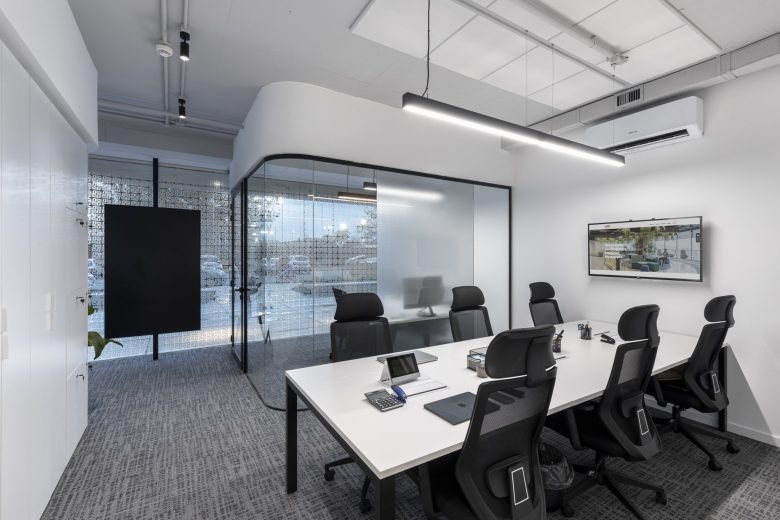 Примерочная с мягкими шторами и зеркалами в бутике Paulista Store