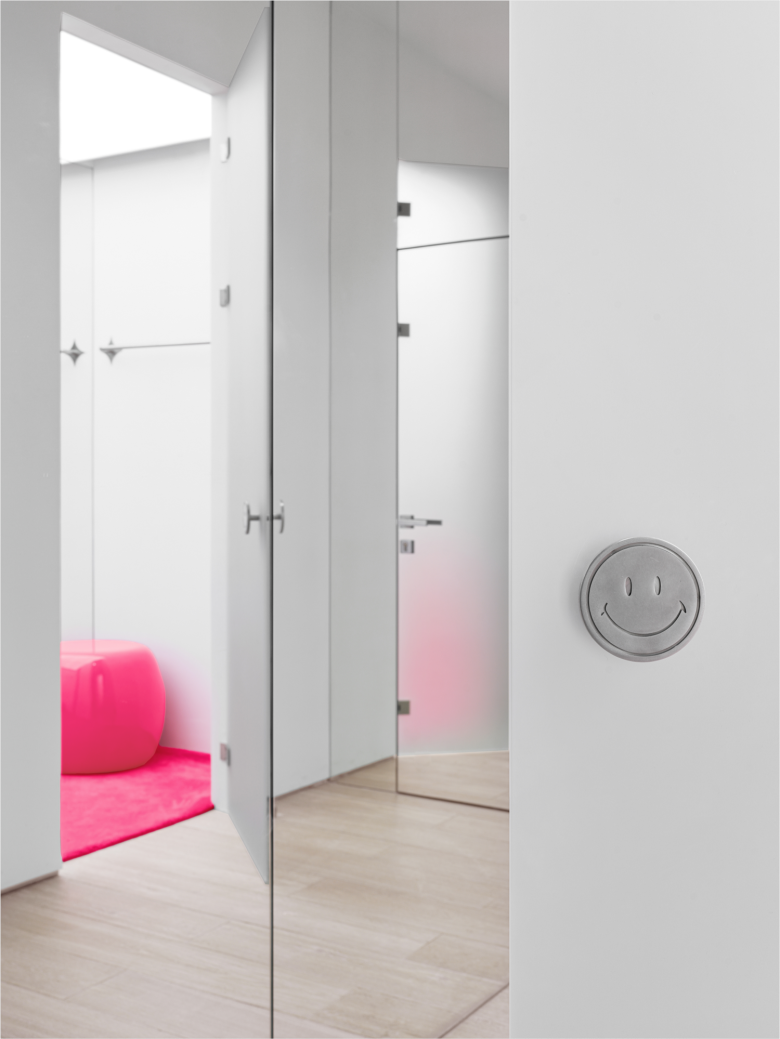 Примерочная со стеклянной дверью Viva La Vika x CHOUX store