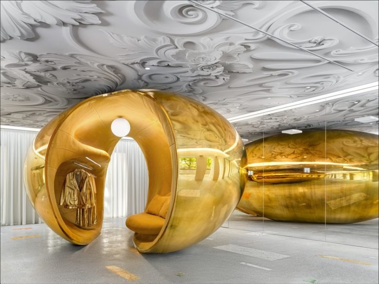 Примерочная внутри золотого объема CHOUX store