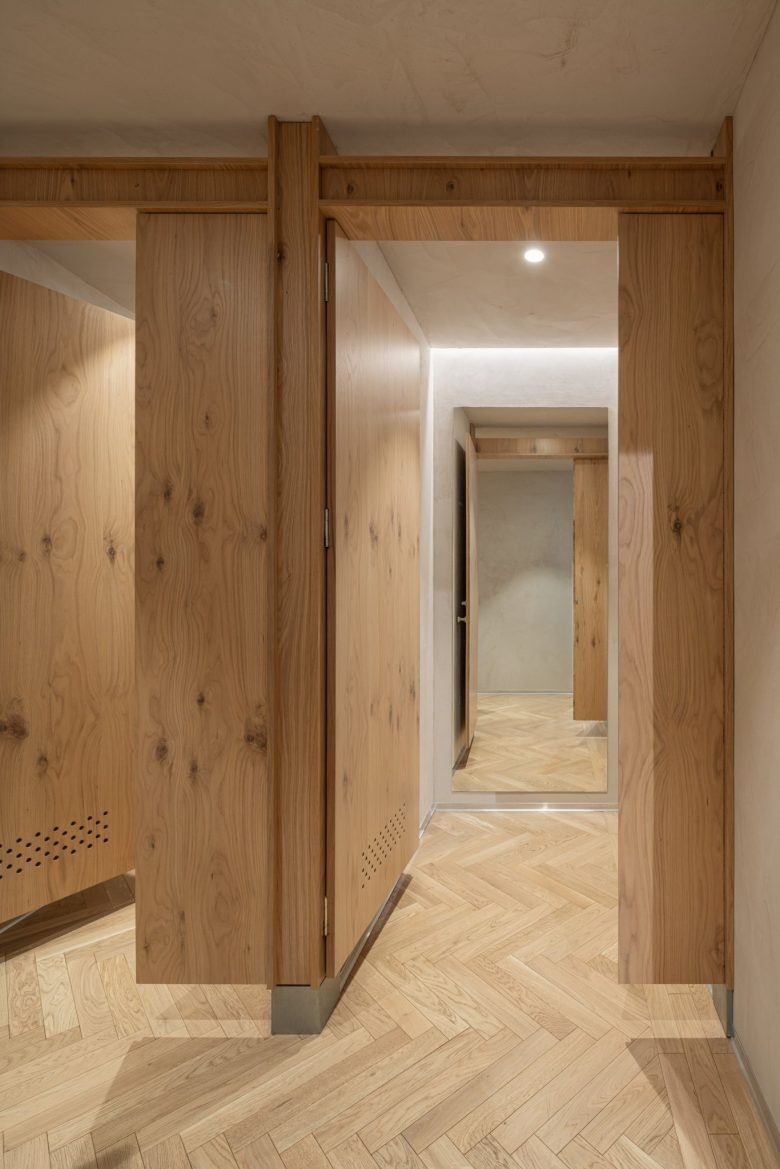 Примерочные кабины с деревянной отделкой Story Eilat store