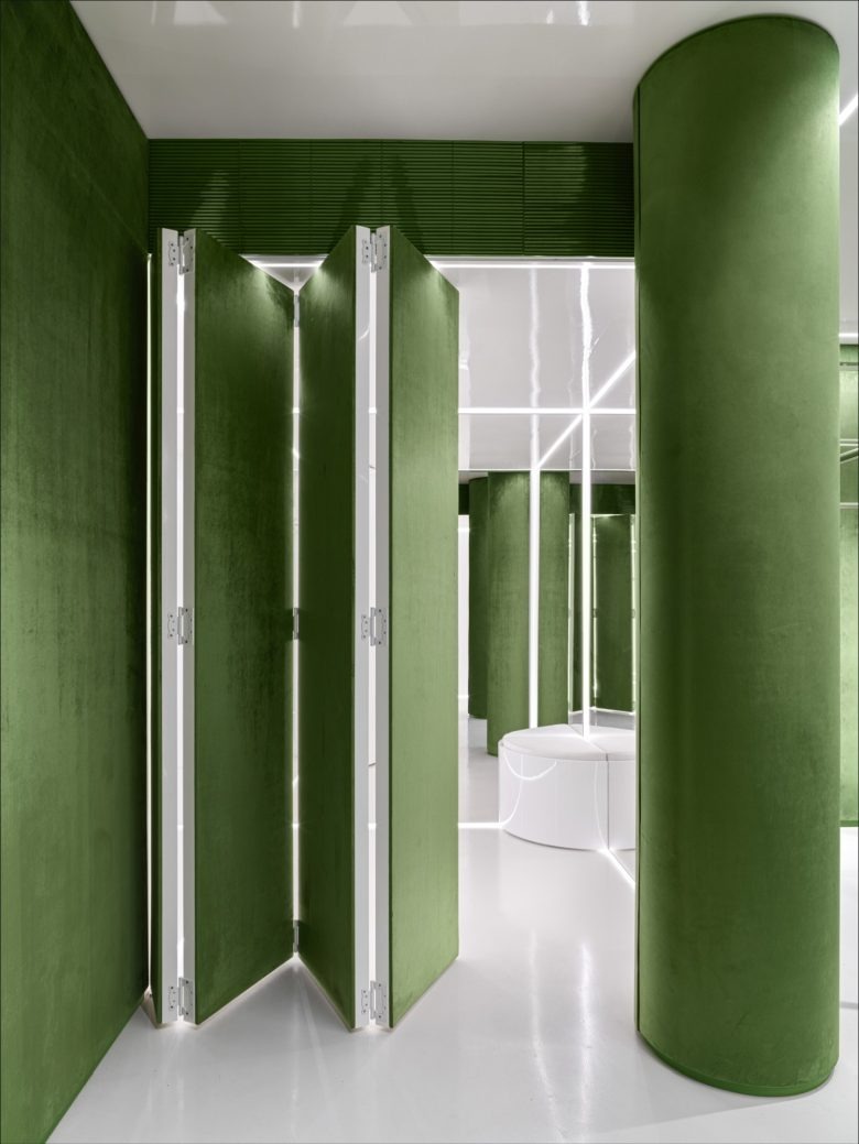 Примерочные кабины с зелеными панелями CHOUX store