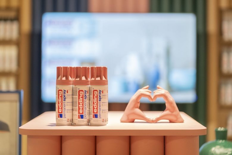 Продукция Edding на демонстрационном столе Transforming the everyday with Edding