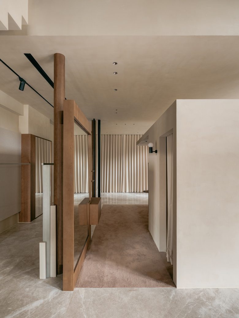 Проход магазина с архитектурными деталями Бутик No Such Thing