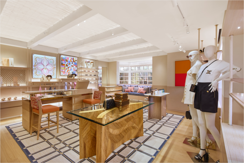 Просторный зал с витринами и мебелью Louis Vuitton store