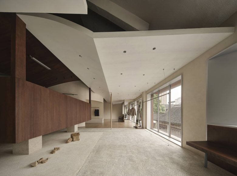 Пространство бутика с витринами и панорамными окнами Moment Boutique Store