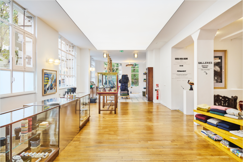 Пространство магазина с деревянным полом и экспозицией Words Sounds Colours Shapes