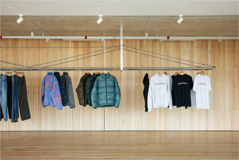 Пространство магазина с проходом и зеркалами Thisisneverthat store