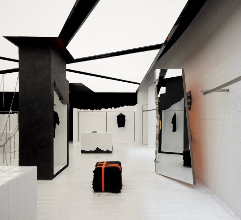 Пространство магазина с центральным объектом и подиумом PMW Next-Gen Street Culture Label Store