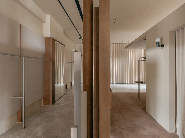 Пространство магазина с витринами и мягким светом Бутик No Such Thing