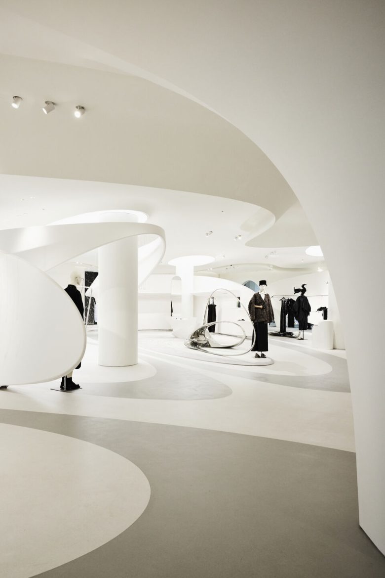 Пространство с изогнутыми колоннами и экспозицией одежды Marisfrolg Showroom