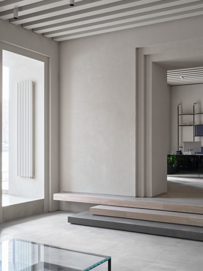 Пространство с подиумом и архитектурными формами Luxury furniture store Trio-Interior