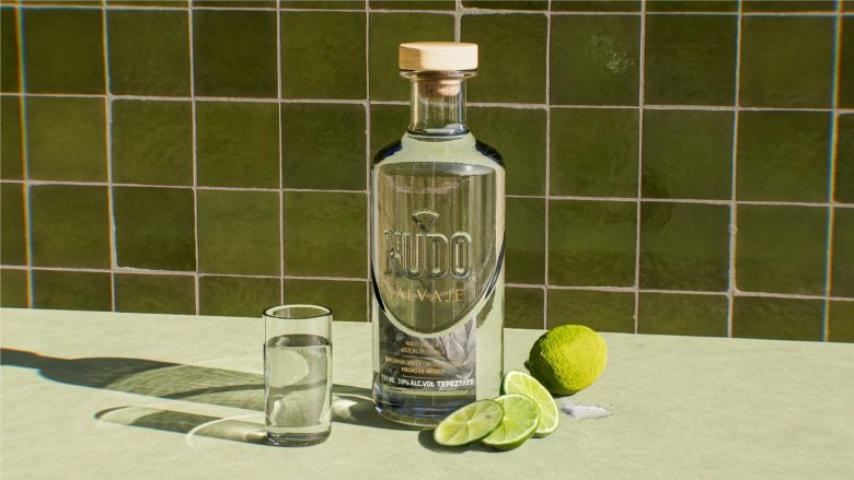 Прозрачная бутылка мескаля с лаймом и стаканом на плитке Nudo Salvaje Mezcal