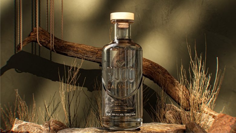 Прозрачная бутылка мескаля в природной сцене с веткой и травами Nudo Salvaje Mezcal