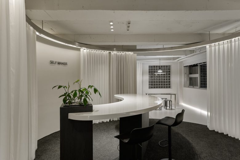 Рабочая зона с барной стойкой и растением Self Maker Showroom