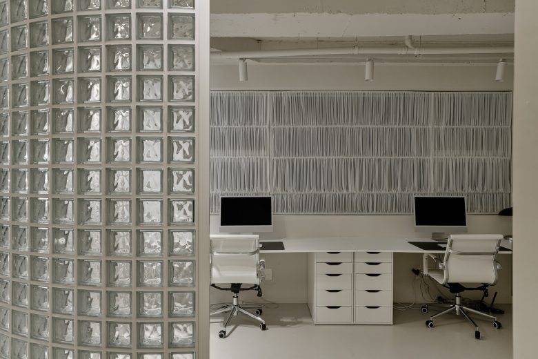 Рабочая зона с компьютерами и стеклоблоками Self Maker Showroom