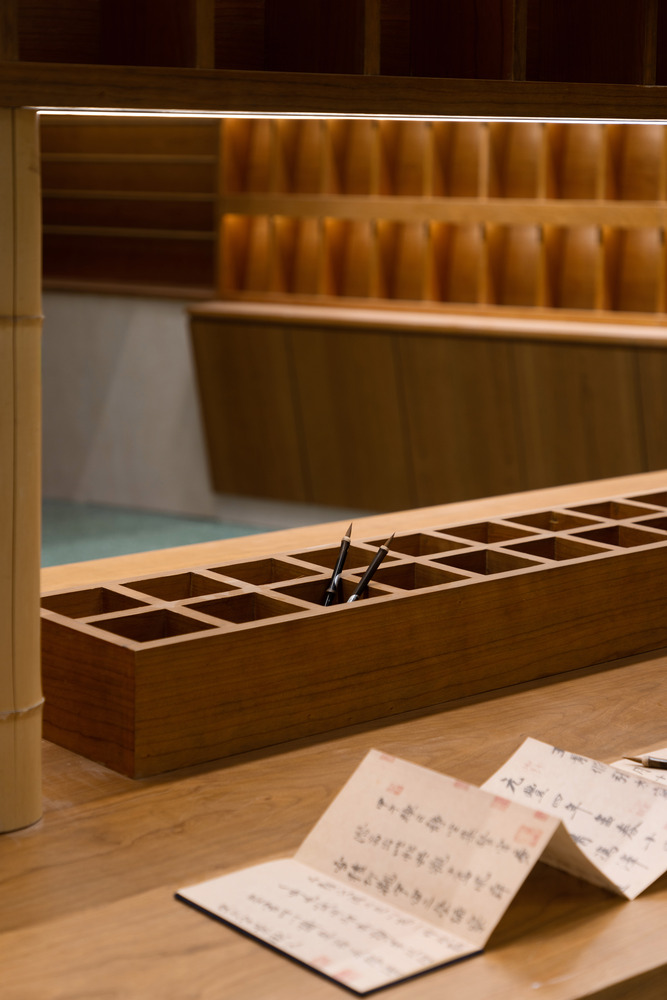 Рабочее место каллиграфии деревянный органайзер и кисти Xiezi Changsha Concept Store