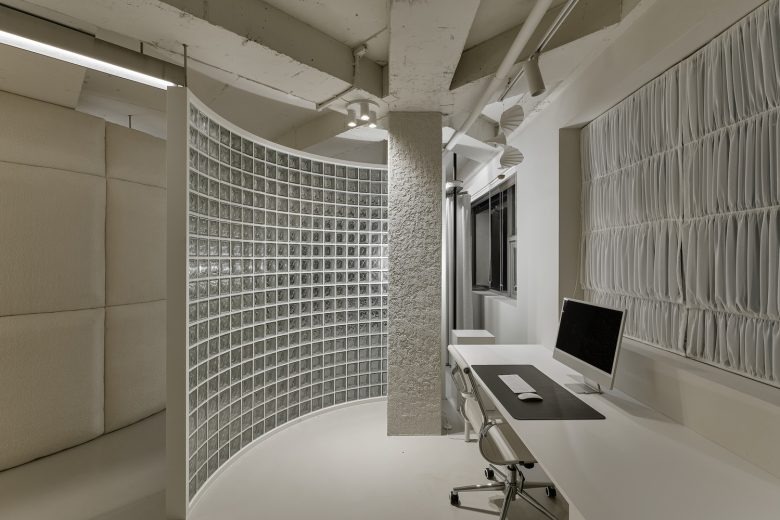 Рабочее место с изогнутой стеной из стеклоблоков Self Maker Showroom