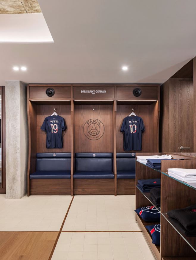 Раздевалка магазина Paris Saint-Germain