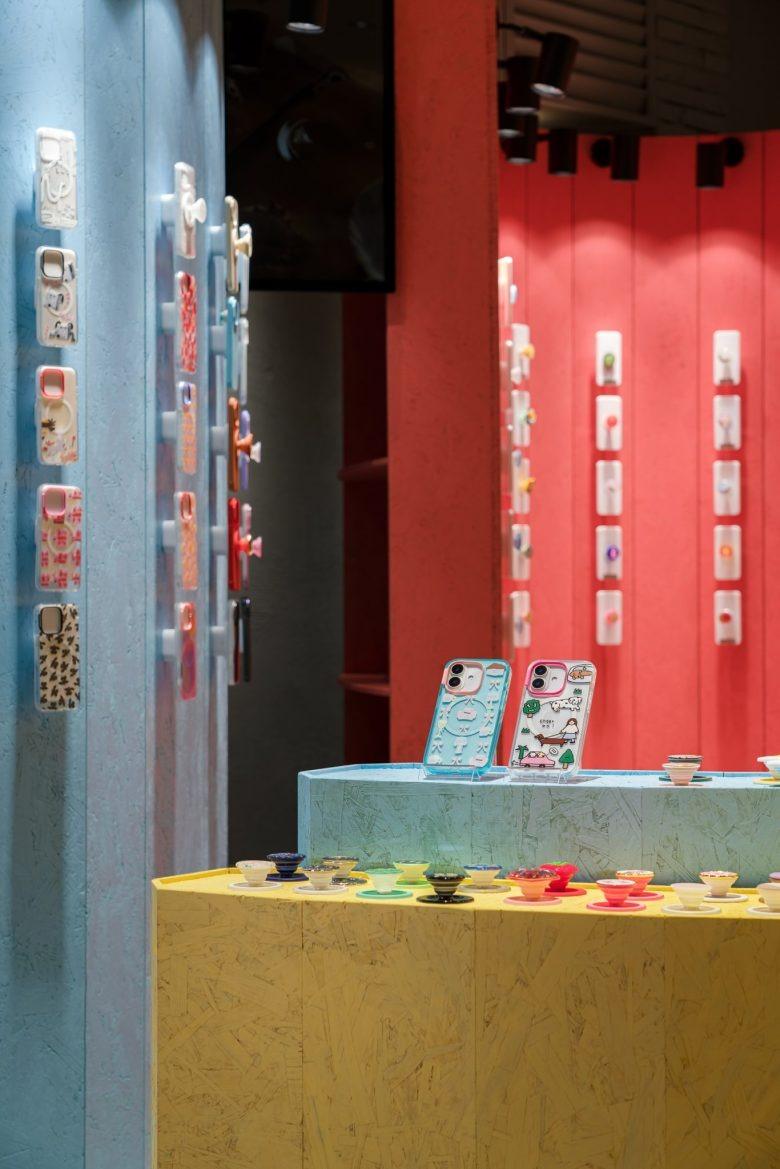 Разноцветная витрина с аксессуарами для телефонов POPSOCKETS Pop up Store