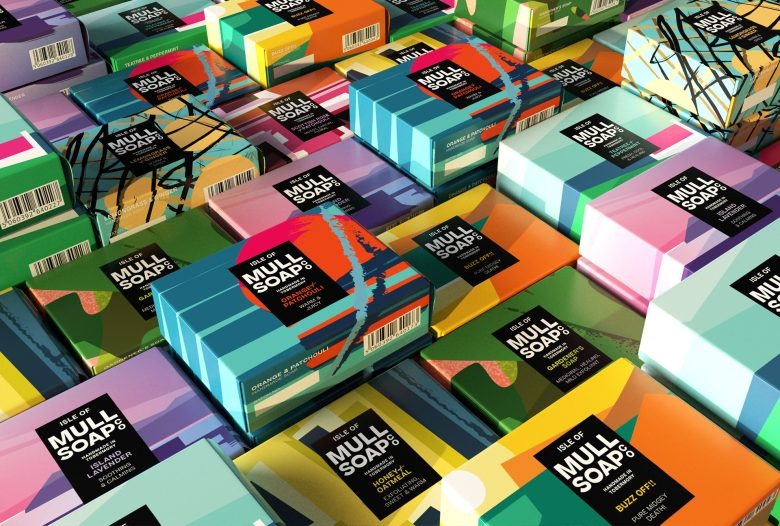 Разноцветные упаковки мыла в композиции Isle Of Mull Soap