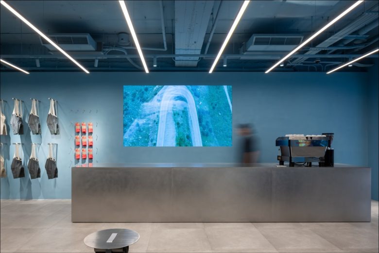 Ресепшн с бетонной стойкой и экраном MAAP LaB Taipei