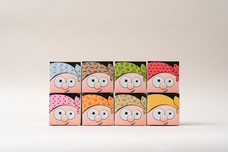 Ряд коробок с разными персонажами на светлом фоне LAPACA Baturrocks