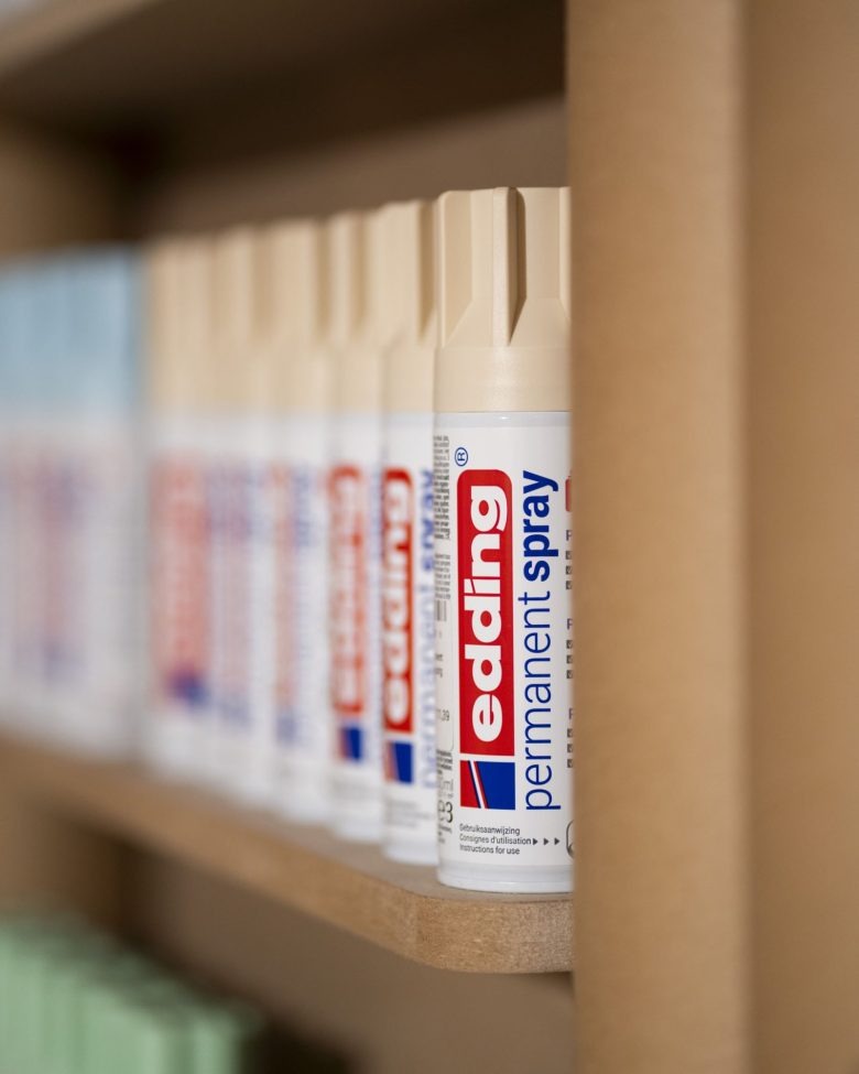 Ряды маркеров на деревянных полках Transforming the everyday with Edding