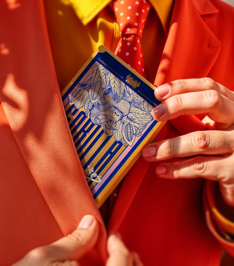 Шоколад в руке в ярком образе Gorilla Bites