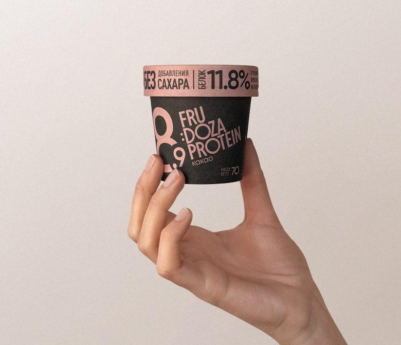 Шоколадное протеиновое мороженое в руке FRU_DOZA Protein Ice Cream