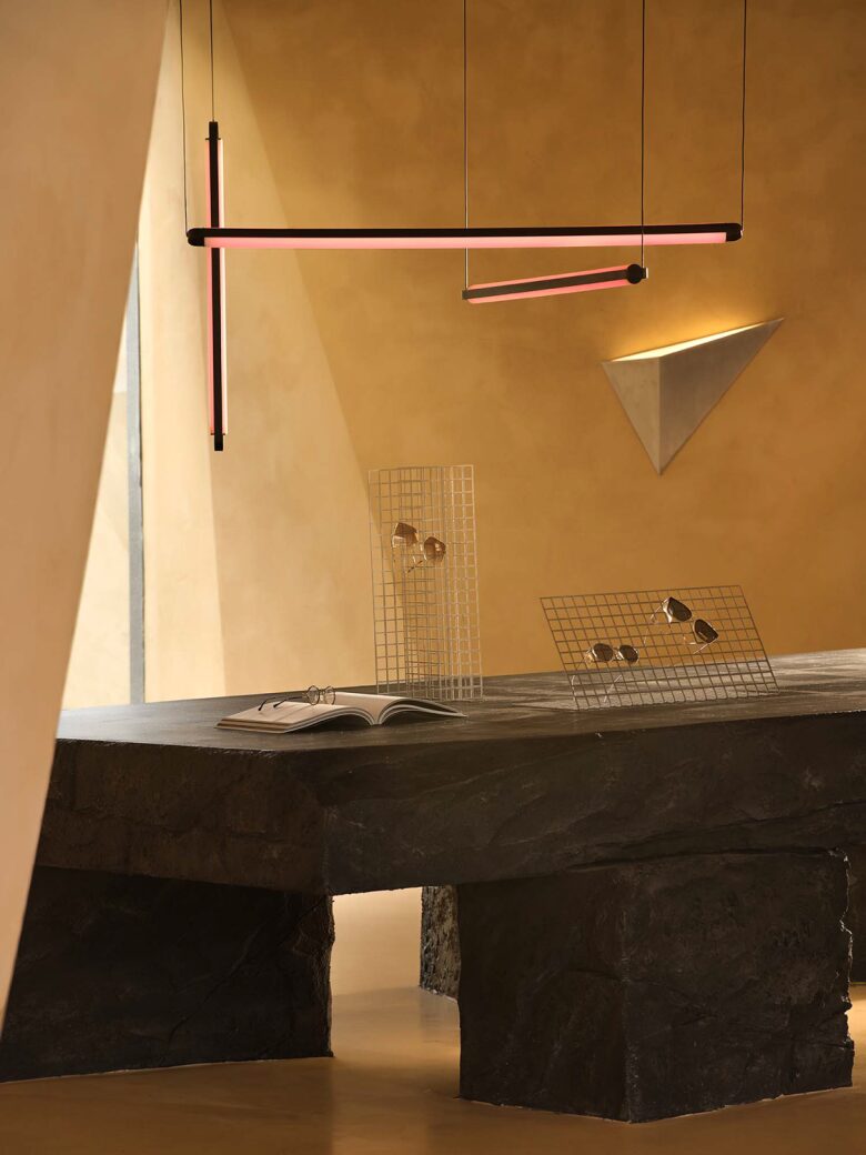 Шоурум Fang Eyewear Экспозиционный стол с очками и светильниками