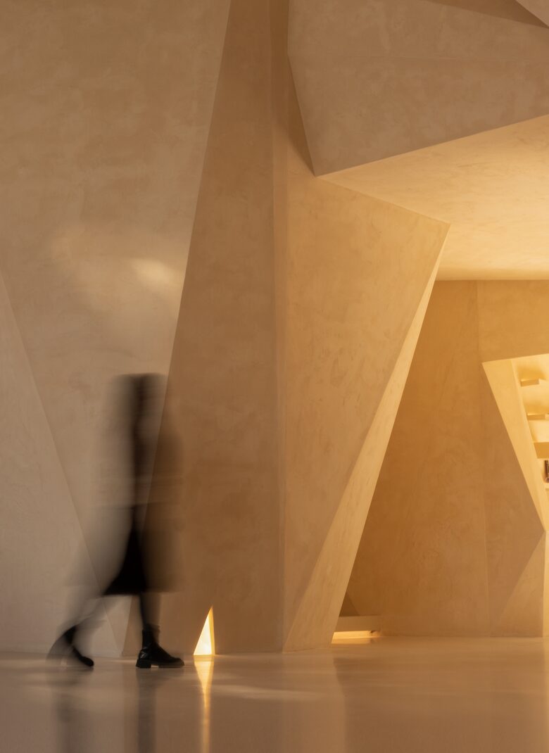 Шоурум Fang Eyewear Геометрический коридор с силуэтом