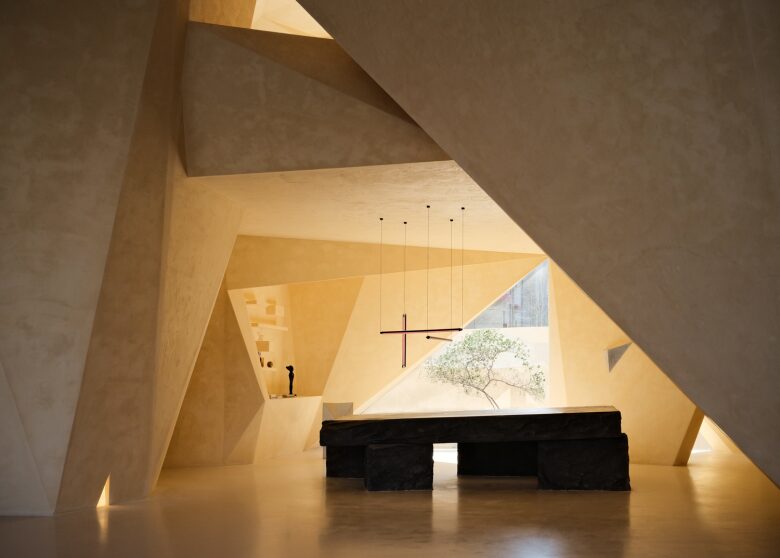 Шоурум Fang Eyewear Общий вид зала с каменным столом