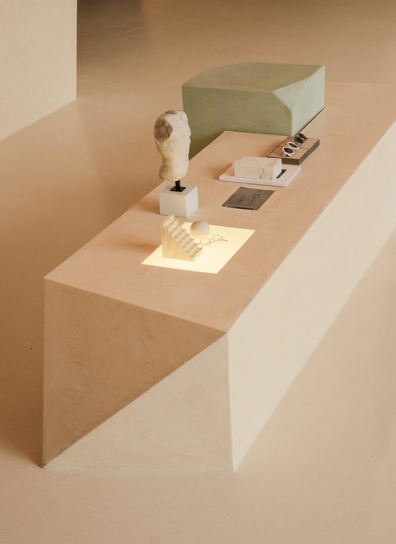 Шоурум Fang Eyewear Островной стол с экспонатами