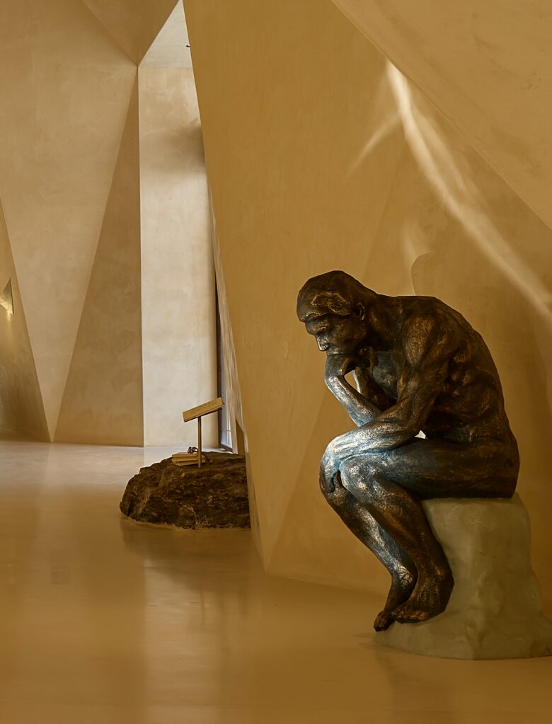 Шоурум Fang Eyewear Скульптура в интерьере геометрического пространства