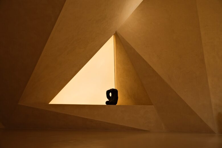 Шоурум Fang Eyewear Треугольное окно и скульптура