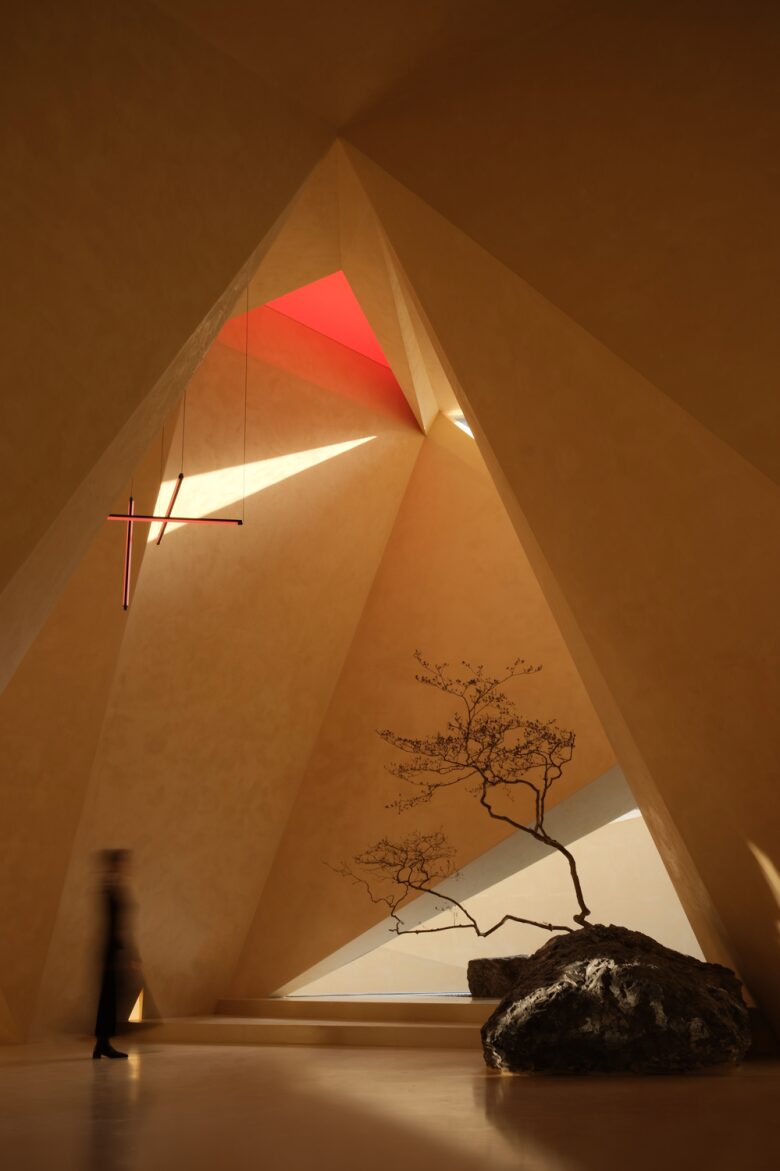 Шоурум Fang Eyewear Угловая композиция с камнем и силуэтом