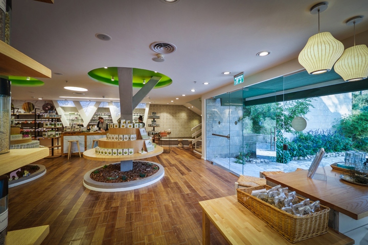Яркий дизайн интерьера магазина лечебных трав Bara Herbs в Израиле