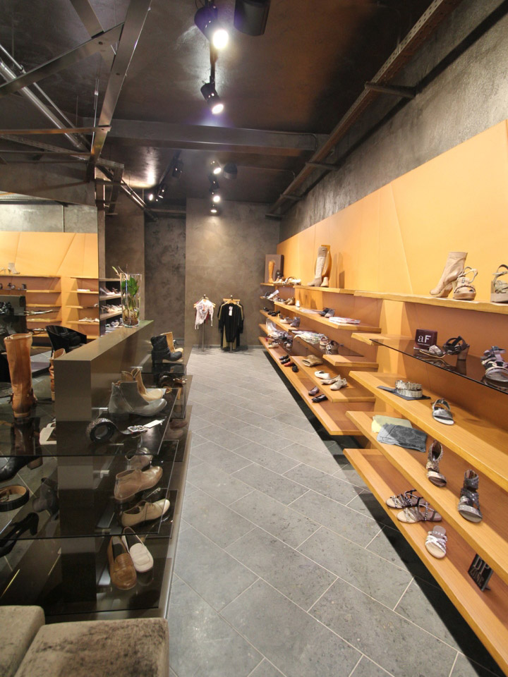 Деревянные витринные полки в обувном бутике