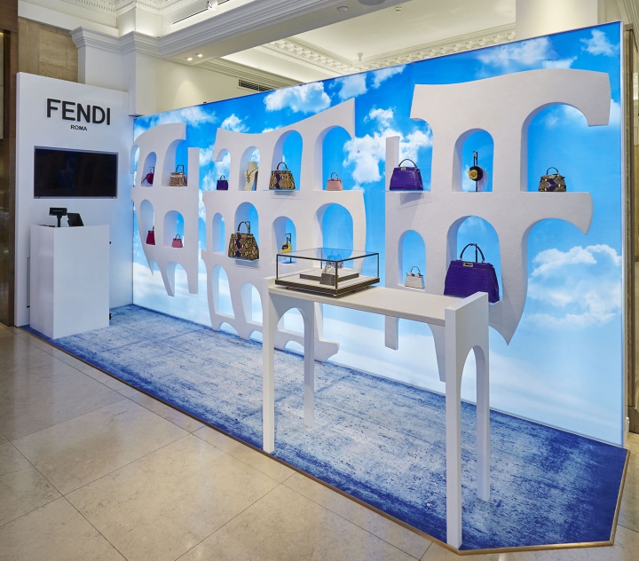 Белые витринные полки магазина Fendi в Лондоне